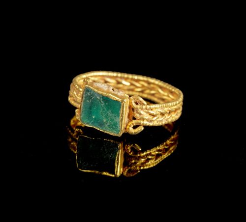 gemma-antiqua:Ancient Roman gold and green glass ring, dated to the 4th to 5th centuries CE. 