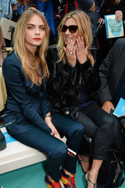 celebstarlets:  9/15/14 - Cara Delevingne + Kate Moss at the Burberry Prorsum SS 2015 Fashion Show in London. 
