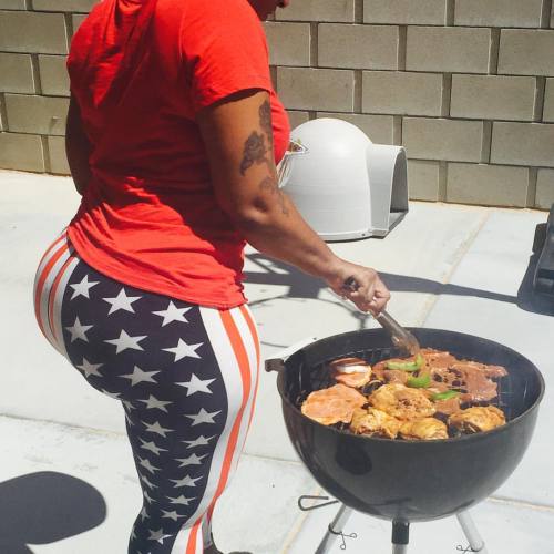 agymah7:  thequeencherokeedass:  It’s coming along 👍🏿👍🏿👍🏿👍🏿#laborday #cookout   Thick Thursday - Cherokee   Damn