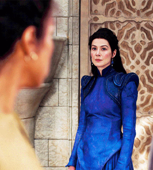 aflawedfashion:Moiraine &amp; Siuan | The Wheel of Time 1x06 [id: three gifs of Siuan turning to loo