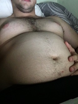 gainingwill:  Just a few pics of my belly