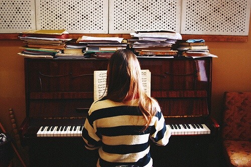 childgirl:Imagen vía We Heart It weheartit.com/entry/10187266 #girl #notes #piano #playingpia
