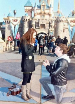 buttsin-thebronx:  WHY ISN’T THIS ALL OVER TUMBLR. Aaron is freaking proposing to Amanda at DISNEY WORLD. This is so cute I love them so much 