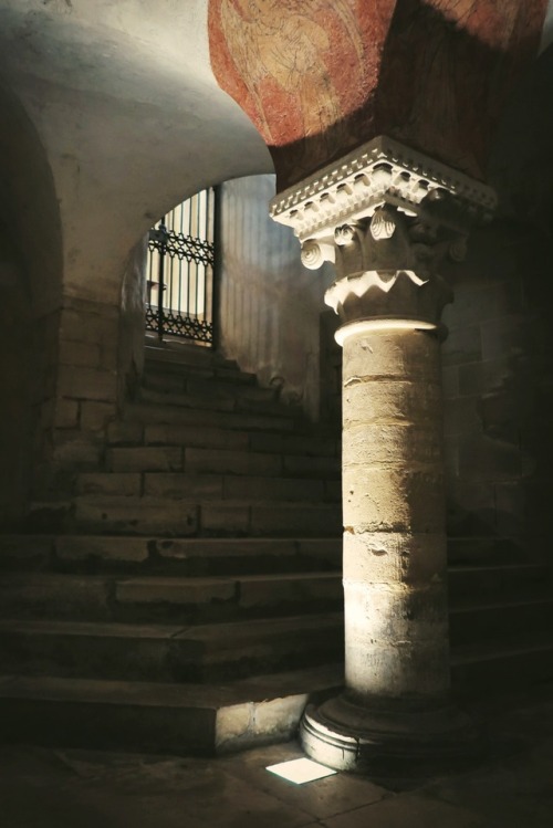 ambermaitrejean:The Crypt. Bayeaux Cathedral. Photos by Amber Maitrejean