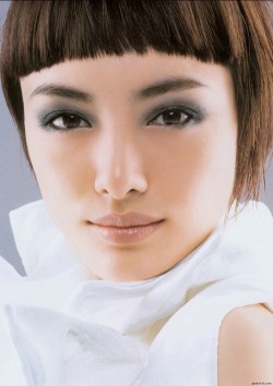 (via apishpics, pornographia-deactivated2012082)  Via definitecuties. Queued using TumblrFamous.
