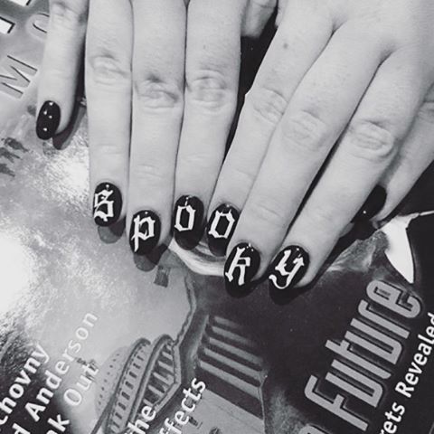 This sci-fi lover with her SPOOKY nails @paranormalbouquet and her permanent crush on David Duchovny