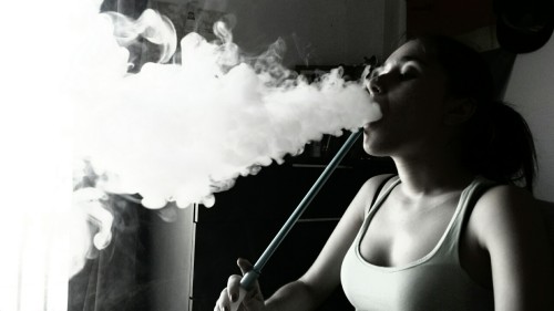 loquemojalalluvia:“Pensar y fumar son dos operaciones que consisten en lanzar al aire nubes de humo”