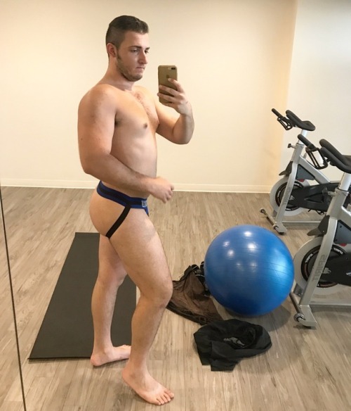 masc4snacks: Gym was quiet so I took my pants off.