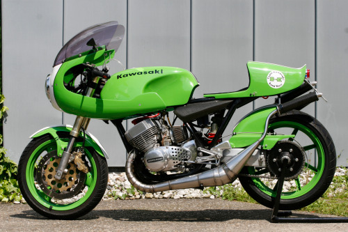 Green Meanie: Kawasaki “KR800” by Ralf Krämer of @triple_klinik_gl — an 800cc, 130-hp two-stroke tri