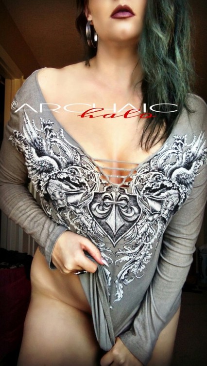 archaichalo: It’s always fun tugging on a new shirt. One of my favorite brands of clothing&hel