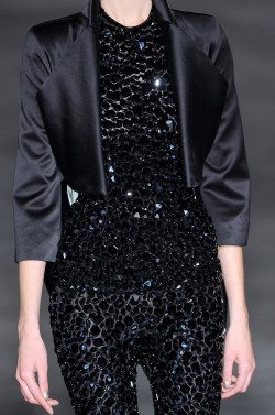 velvetrunway:  Alexander McQueen F/W 2009Posted by tiled