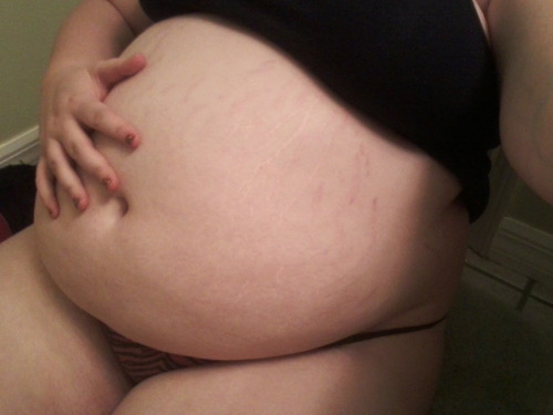 ambersbelly: Rubbing my full belly, I’ve put on some weight over the holidays, now my empty belly is