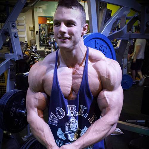 breathcontrolboi90:  gymbodguy:  Love to be squeezed by him nice and slow!as he makes me cum and encasing me slowly in his muscle prison, where he smothers me out! Mmm  reblogging for my gym! 