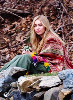 manfuckyopride:  staymileys:  On set of Woody Allen’s project in New York, 11th March 2016  hannah montana is still alive 