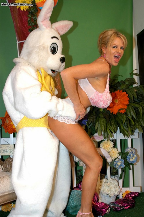 stevieman69:  Kelly madison gets more than an egg from the easter bunny 🐰 