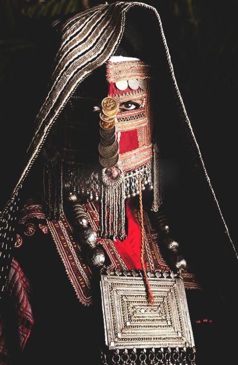 Saudi Arabian mask and  traditional headdress with jewelry from  Mansoojat Foundation&rsquo;s (Museu