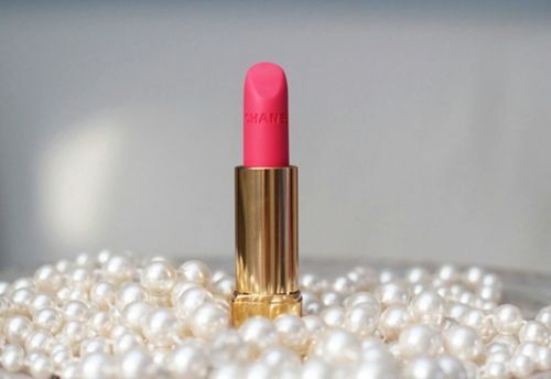 bite-me-i-love-when-you-do:  Chanel on We Heart It.