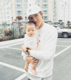 ohxing:  Sehun with a baby! 