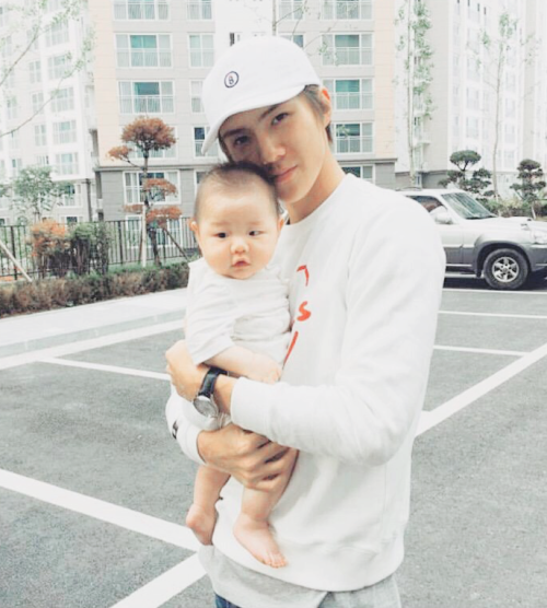 Porn Pics ohxing:  Sehun with a baby! 