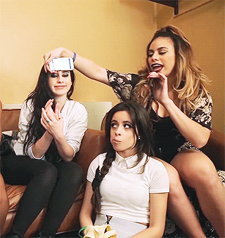 caminah-camregui: Dinah using Lauren’s head as the example (feat. Camila eating a banana)