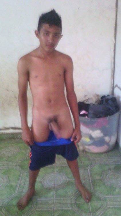 joed89:  guanacoshot:  Rico salvadoreño nos presume su enorme verga  ricooo ricoo  Me encanta 