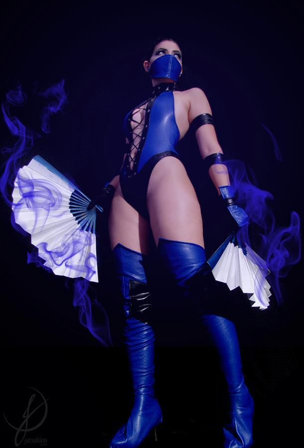 cosplaybeauties:  Kitana from the Mortal Kombat fighting game series cosplay by: