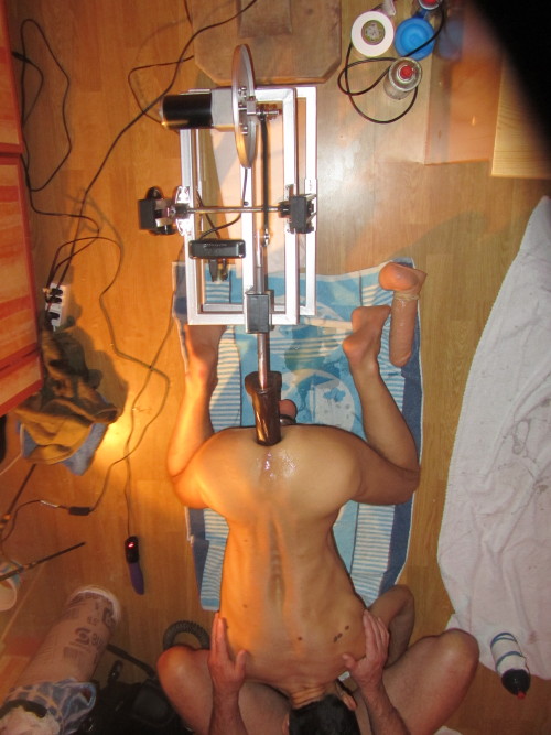 fuckedupholes:  Amazing wrecked hole! I wasn’t one of those pig hole toys too