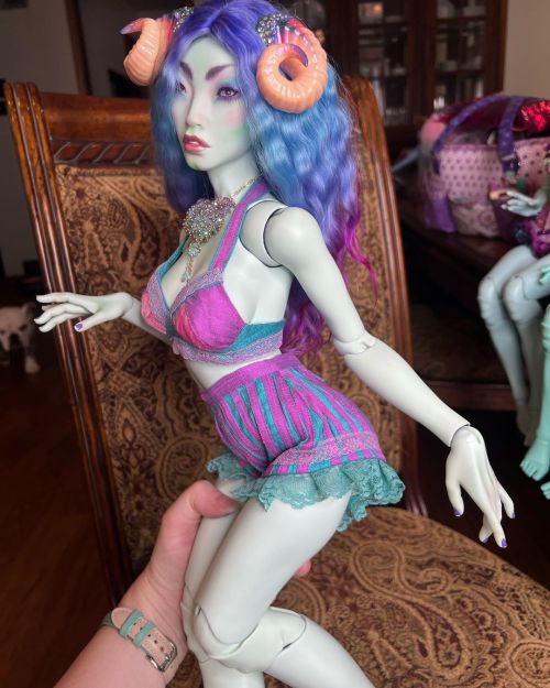 More photos of this girl #BJDsewing #LegitBJD #ArtifexKindred #TwiglingOryx #BallJointedDoll #BJD 