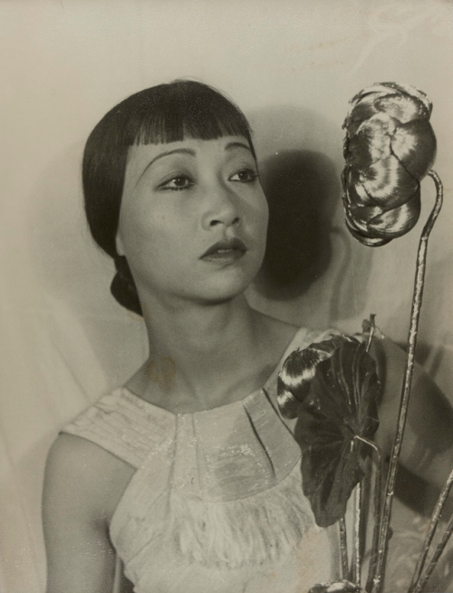 twixnmix:  Anna May Wong photographed by Carl Van Vechten on September 22, 1935.