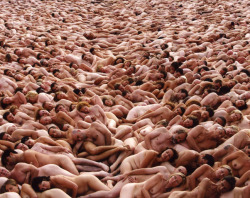 Maihudson: Spencer Tunick, Mardi Gras: The Base (Sydney Opera House), 2010. Spener