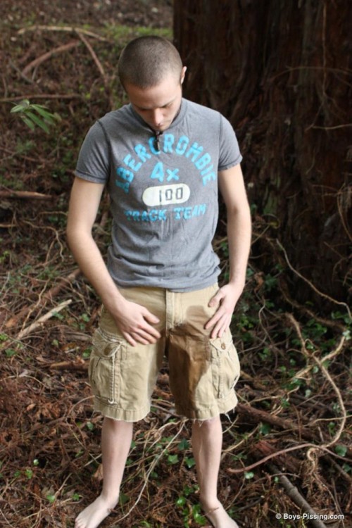 hotwetguys:   Twink Wets Himself - BoysPissing   Model: Ashton CooperStudio: Boys-Pissing We at Boys-Pissing sure love how kinky today’s twinks are! Skinhead twink Ashton loves going outside to jerk off because he can piss all over himself while doing