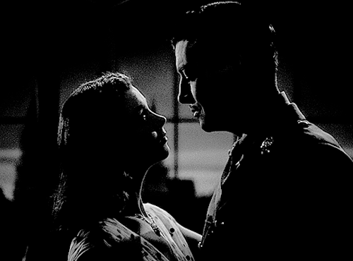 margotfonteyns:Vivien Leigh and Robert Taylor in Waterloo Bridge (1940)“One of the key scenes 