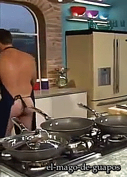 el-mago-de-guapos:Gino D’Acampo cooks NAKED Live On This Morning