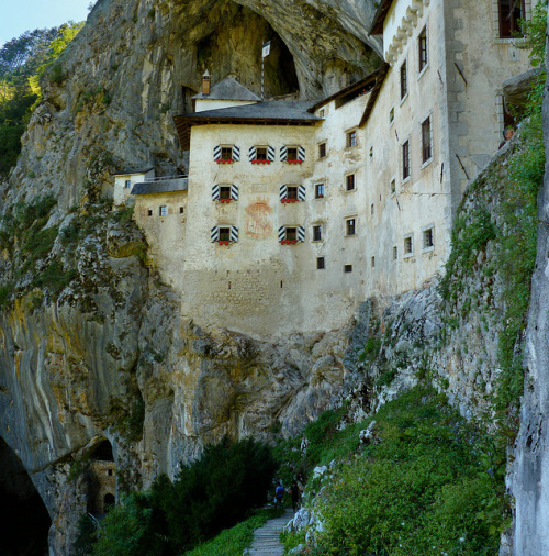 ysvoice:| ♕ |  Legend of the Knight Erazem LuegerPredjama Castle became known in the 15th century as