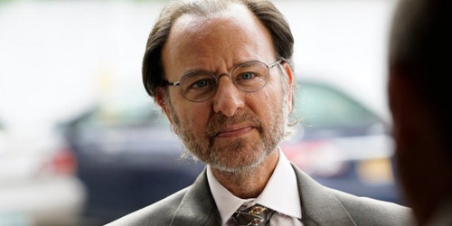 dinuguan:actor fisher stevens’ neck is far too small for a human head. a toddler could choke him out