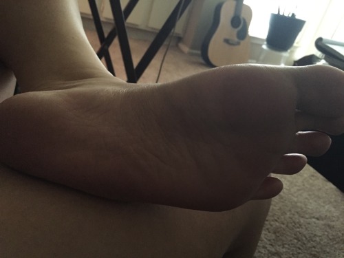 Thanks to @lissykuri for her GORGEOUS FEET AND BEAUTIFUL LONG TOES 