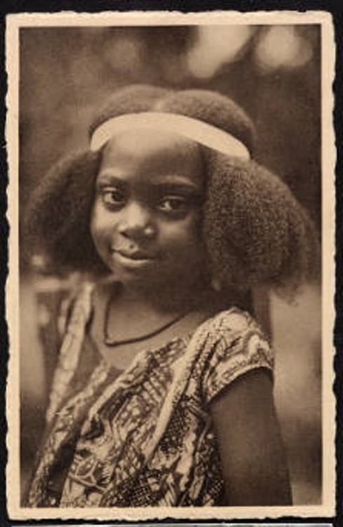 vintagecongo:Congolese girls from Stanleyville (Kisangani), ca.1920-1940Part of collection: Internat