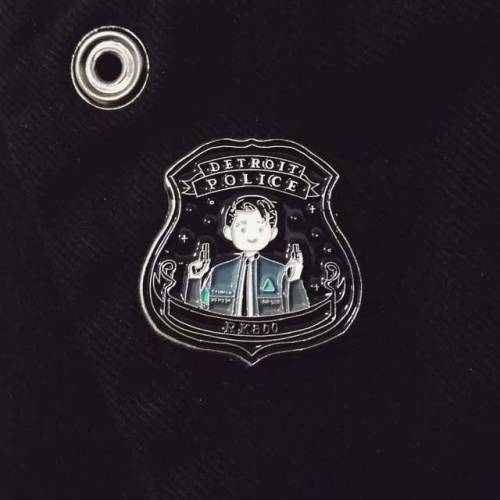 There’s only a few of my #DetroitBecomeHuman merch left!  ⭐Connor badge enamel pin  ⭐Miniature