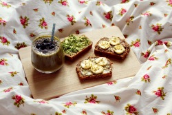 elephantsarevegan:  two slices of banana date bread topped with different almondbutters, banana and hempseeds and a slice of whole wheat bread with avocado aaaand a glass of smoothie on the side :)