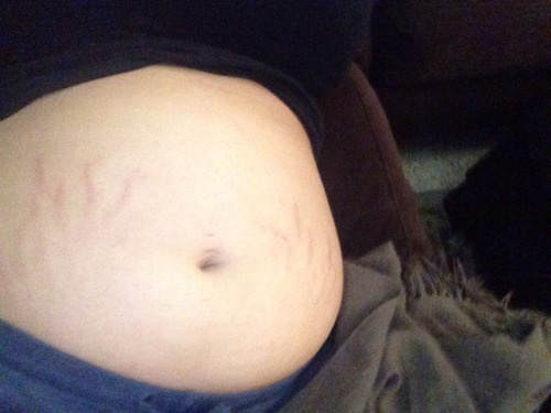 potbelliedpiggy:  I’ve turned myself into a nice fat hog for you… Can I stop eating now? Please everybody is starting to stare and my clothes keep getting tighter and tighter. I can’t take another bite, I’m so full I’m scared my belly will burst