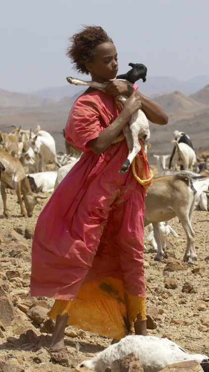 o-toto: Beautiful scene from the film “Desert Flower” based on the Somali model Waris Di