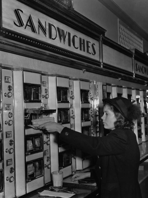 akireyta: onceuponatown: The first automats — restaurants serving food primarily through vendi