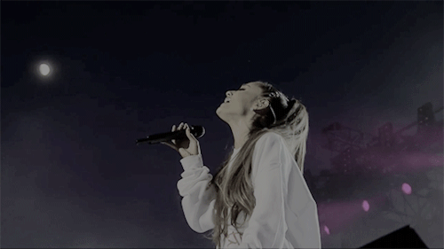 emreturkmen:Ariana Grande performing “Over The Rainbow” at One Love Manchester