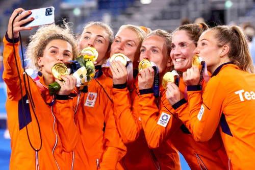 dutch-nt:Team Netherlands Hockey Women’s pose for a selfie with their Gold Medals during the Victory