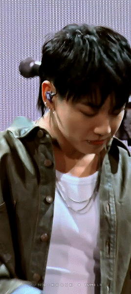Jungkook's Reaction To Armys' Screams ♡ (cr. Soowoozoooo)