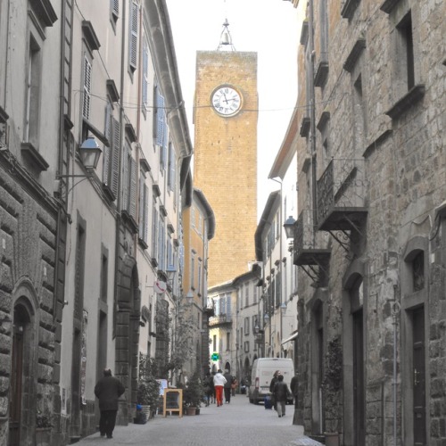 Scena di strada con campanile e orologio, Orvieto, 2009.
