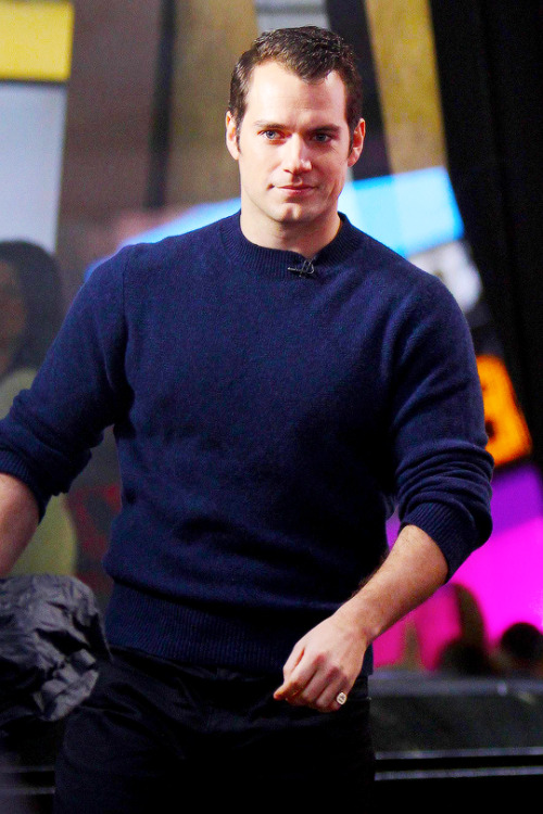 amancanfly:  Henry Cavill on Good Morning America, New York, 14th March 2016. Images via HenryCavillBr. 