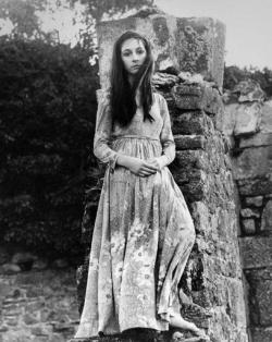 caramelpussy:  Anjelica Huston at age 16,