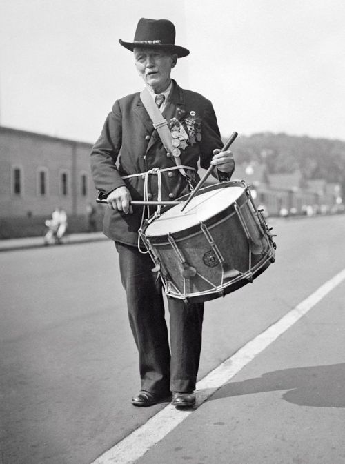 Captain R.D. Parker, age 90, who played a drum at Lincoln&rsquo;s inauguration, as he took part in t