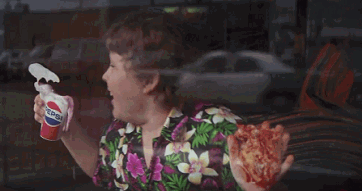 elcineylagastronomia:  The Goonies (1995) El excesivo entusiasmo de Chunk ante la persecución policíaca le juega una mala pasada.